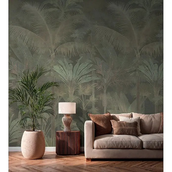 A.S. Création Cuba 2 Fototapete Palme I - B x H: 1,59 x 2,8 m, Vlies, Beige-Grün - Tapete mit tropischem Blattmuster in Dunkelgrün und Khaki, an einer Wohnzimmerwand hinter einem hellen Sofa angebracht.