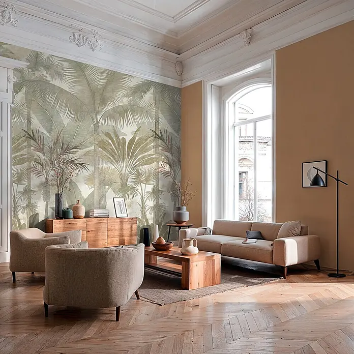 A.S. Création Cuba 2 Fototapete Palme I - B x H: 1,59 x 2,8 m, Vlies, Beige-Creme - Dschungel-Tapete an einer Wohnzimmerwand, mit Palmen und tropischem Blattwerk in gedämpften Grün- und Brauntönen für exotische Atmosphäre.
