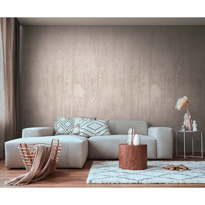 A.S. Création Metropolitan Stories Vibes & Styles Fototapete Zweige - B x H: 1,59 x 2,8 m, Vlies - Beigefarbene Tapete mit hellem Waldbaummuster in einem modernen Wohnzimmer mit Sofa und Teppich.