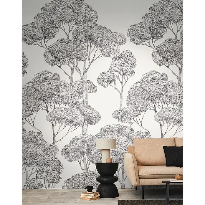 A.S. Création Metropolitan Stories Vibes & Styles Fototapete Blumenkronen - B x H: 1,59 x 2,8 m, Vlies, Grau-Schwarz - Moderner Wohnraum mit beigem Sofa und schwarzem Skulpturentisch mit neutraler Lampe.