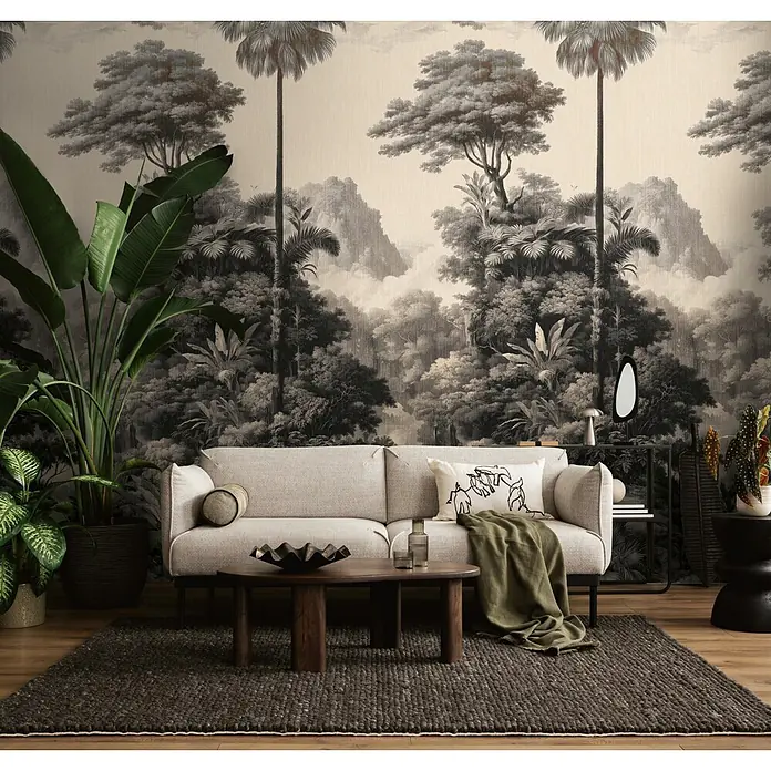 A.S. Création Metropolitan Stories Vibes & Styles Fototapete Dschungel IV - B x H: 1,59 x 2,8 m, Vlies - Gemütliches Wohnzimmer mit hellbeigem Sofa, dunkelbraunem Teppich und dramatischer schwarz-weißer Dschungeltapete.