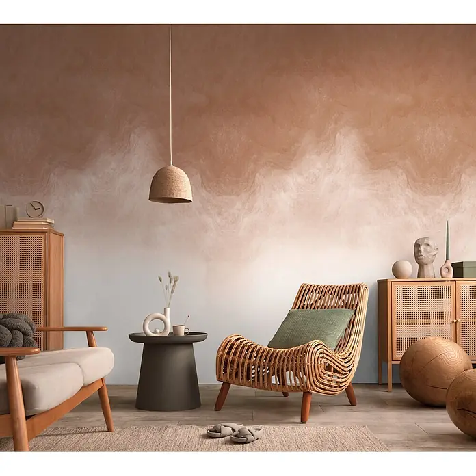 A.S. Création Metropolitan Stories Vibes & Styles Fototapete Ombre - B x H: 1,59 x 2,8 m, Vlies - Ein gemütliches Wohnzimmer mit Möbeln aus Naturholz und Rattan, darunter Sessel, Schrank und Beistelltisch, vor einer Ombré-Wand.