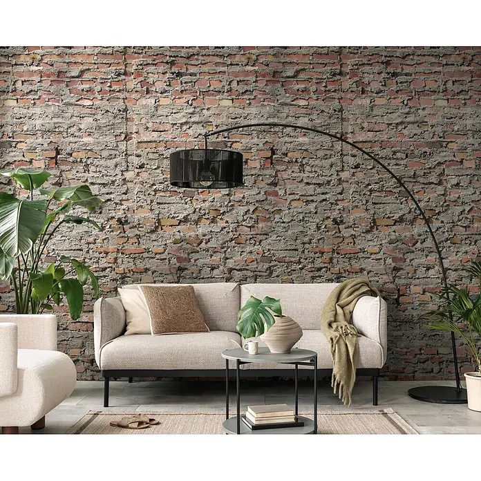 A.S. Création Metropolitan Stories Vibes & Styles Fototapete Mauer - B x H: 1,59 x 2,8 m, Vlies - Eine stilvolle Wohnzimmereinrichtung mit hellem beigem Sofa, schwarzer Bogenlampe und grauem Beistelltisch.