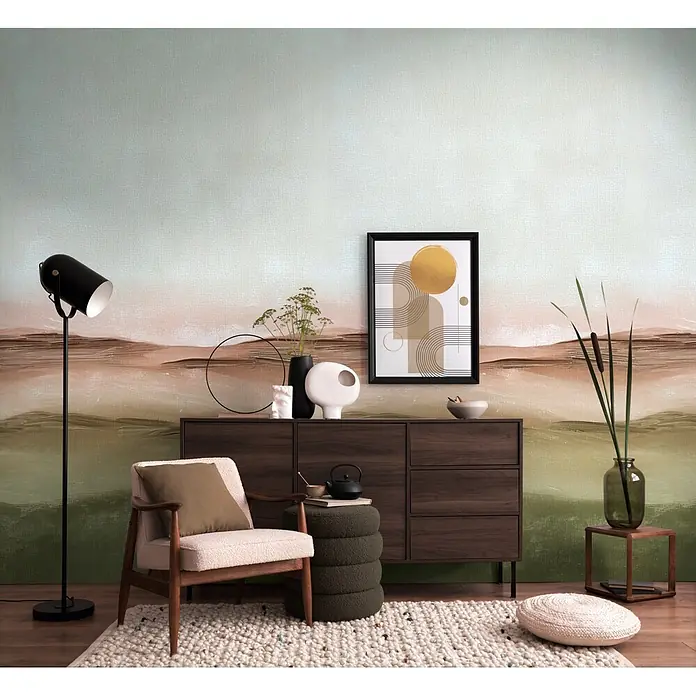 A.S. Création Metropolitan Stories Vibes & Styles Fototapete Horizont I - B x H: 1,59 x 2,8 m, Vlies - Strukturierte Tapete mit abstraktem Landschaftsdesign in Hellblau-, Braun- und Grüntönen an einer Wohnzimmerwand.