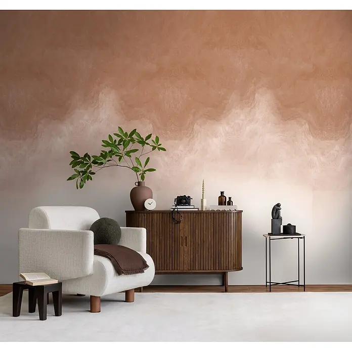 A.S. Création Metropolitan Stories Vibes & Styles Fototapete Ombre - B x H: 1,59 x 2,8 m, Vlies - Gemütliches Wohnzimmer mit cremefarbenem Sessel, Holzlamellenschrank und Beistelltisch vor einer strukturierten braun-weißen Verlaufswand.