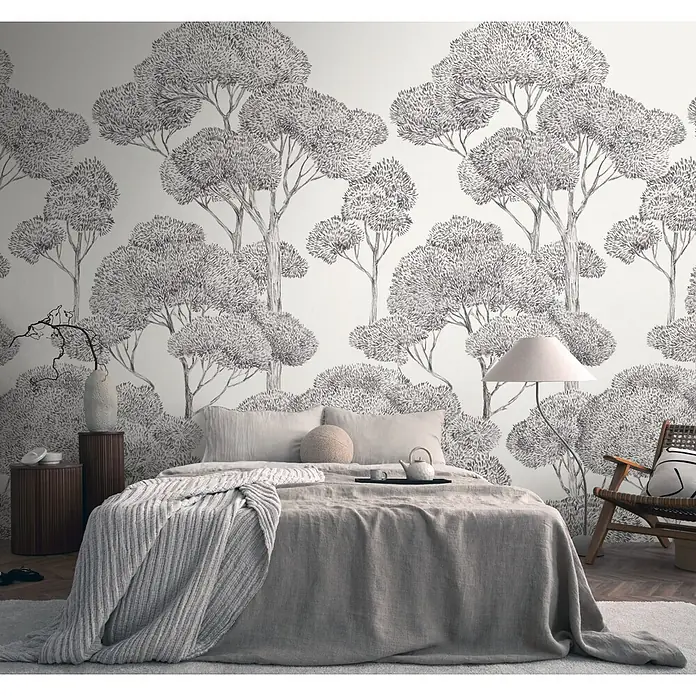 A.S. Création Metropolitan Stories Vibes & Styles Fototapete Blumenkronen - B x H: 1,59 x 2,8 m, Vlies, Grau-Schwarz - Hellgraue Leinenbettwäsche mit einem strukturierten Strickplaid auf einem Bett in einem Schlafzimmer.