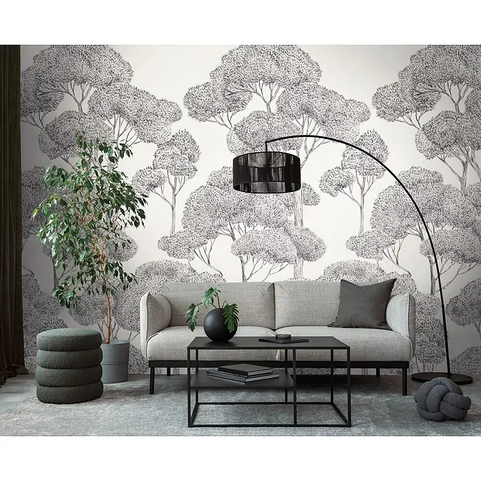A.S. Création Metropolitan Stories Vibes & Styles Fototapete Blumenkronen - B x H: 1,59 x 2,8 m, Vlies, Grau-Schwarz - Modernes Wohnzimmer mit hellgrauem Stoffsofa, schwarzem Couchtisch und Baummuster-Tapete.
