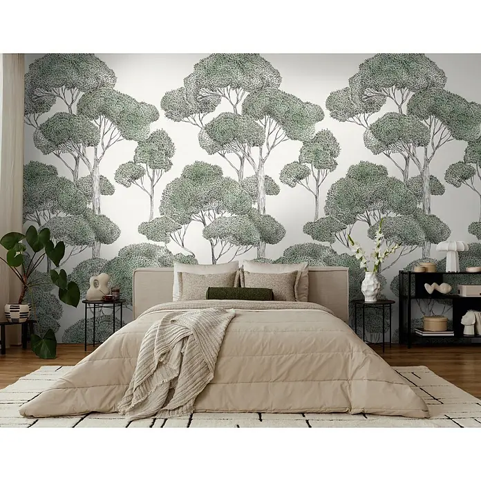 A.S. Création Metropolitan Stories Vibes & Styles Fototapete Blumenkronen - B x H: 1,59 x 2,8 m, Vlies, Grün-Schwarz - Detaillierte Tapete mit handgezeichneten grünen Bäumen, die ein modernes Schlafzimmer mit ruhiger Atmosphäre bereichert.