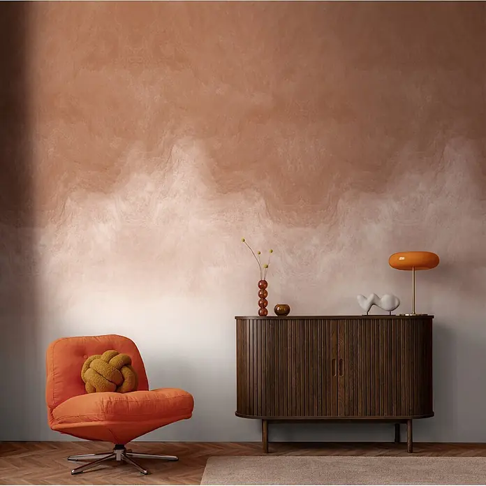 A.S. Création Metropolitan Stories Vibes & Styles Fototapete Ombre - B x H: 1,59 x 2,8 m, Vlies - Leuchtend oranger Cord-Sessel mit gelbem Knotenkissen neben einem Sideboard aus dunklem Holz mit Rillen und Deko.