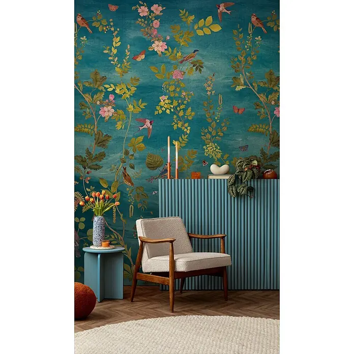 A.S. Création Metropolitan Stories Vibes & Styles Fototapete Blüte - B x H: 1,59 x 2,8 m, Vlies - Mid-Century Modern Sessel mit hellem Bouclé-Stoff und Holzrahmen, in einem Raum mit gemusterter Tapete.