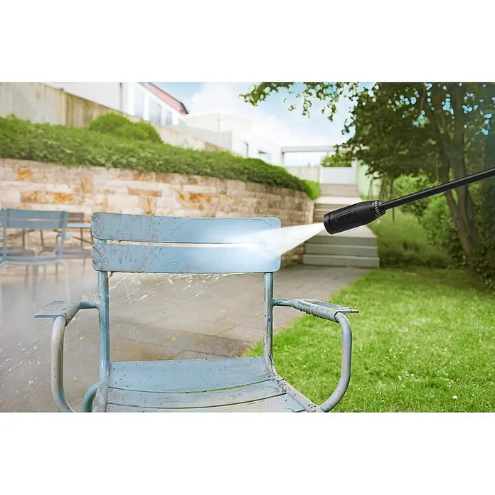 Kärcher Hidrolimpiadora de alta presión K3 - 120 bar, 1.600 W, Capacidad de bombeo: 380 l/h - Una boquilla negra de hidrolavadora Kärcher limpia una silla de jardín de metal azul claro sucia, mostrando una franja limpia.