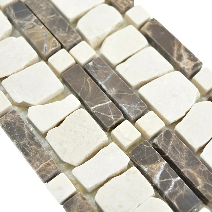 Fliesenbordüre Ladder BO LA DEC11 - 30 x 5 cm, Beige/Braun, Matt - Nahaufnahme eines Mosaiks mit beigen und braunen Steinen, ideal für stilvolle Wand- oder Bodengestaltung im Innenbereich.