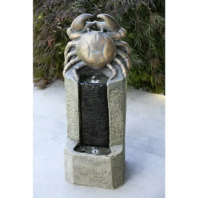 Silex Gartenbrunnen Krebs - 32 x 25,5 x 82 cm, Kunststoff - Nahaufnahme eines dekorativen Krebsbrunnens für den Außenbereich mit fließendem Wasser, ideal für Gartendekoration.