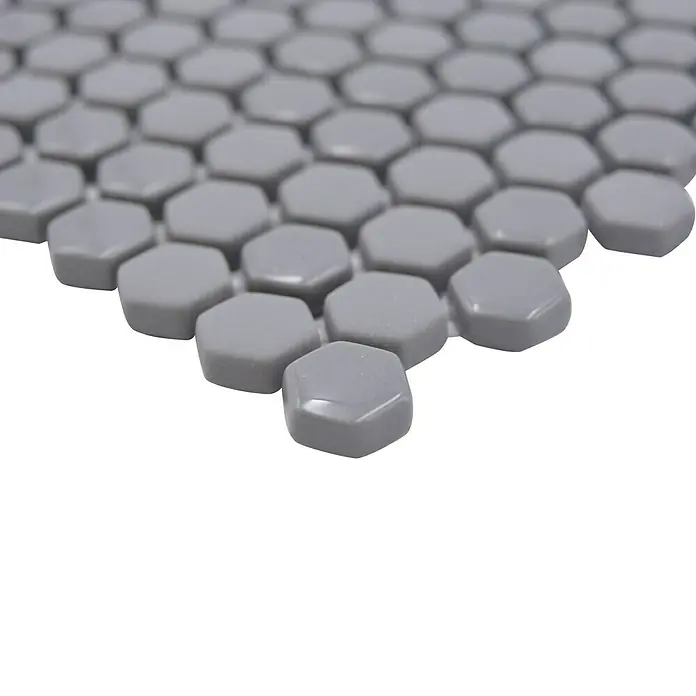 Mosaikfliese Hexagon CUBA HX4GM - 29 x 29,5 cm, Grau, Matt - Nahaufnahme eines Mosaikfliesenmusters aus grauen, sechseckigen Fliesen, ideal für Badezimmer oder Küchen, die eine moderne Note suchen.