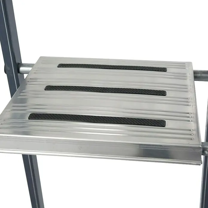 Krause Monto Stehleiter Securo - Arbeitshöhe: 3,7 m, Anzahl Tritte: 8 Stk., Belastbarkeit: 150 kg, Aluminium - Aluminium Stufe einer Leiter mit schwarzen Anti-Rutsch-Streifen für mehr Sicherheit und Stabilität beim Auf- und Abstieg.