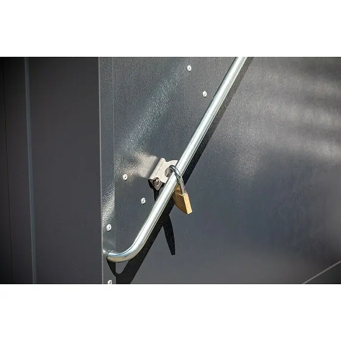 Trimetals Garten-Aufbewahrungsbox Stowaway - Anthrazit, Stahl - Das Bild zeigt ein Vorhängeschloss, das an einer grauen Metalltür befestigt ist. Die Tür ist mit einem Griff und Nieten versehen.