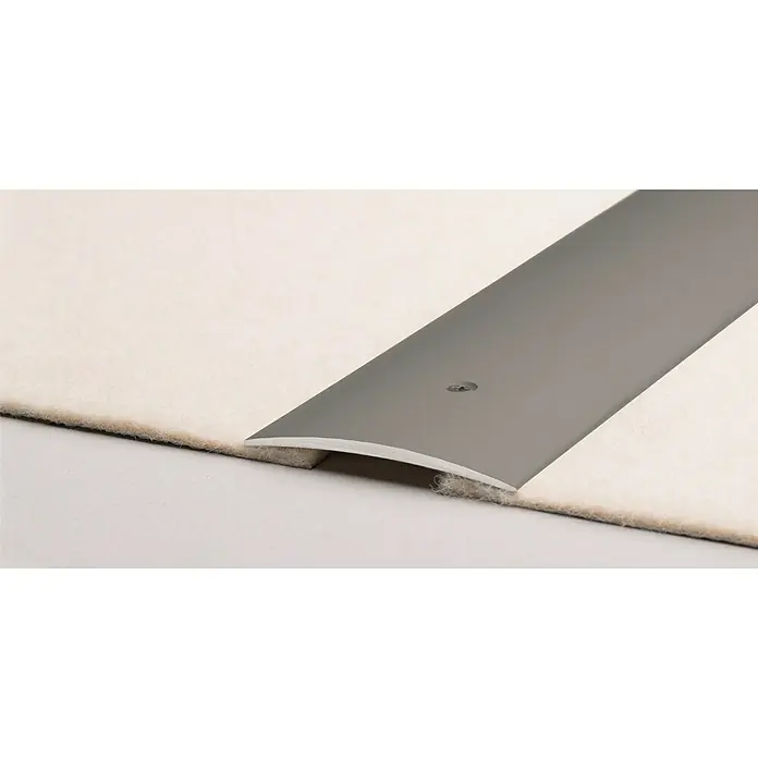 LOGOCLIC Übergangsprofil 134 - Edelstahl matt, 1 m x 60 mm x 5 mm, Montageart: Schrauben - Übergangsprofil aus Metall zwischen zwei Teppichböden unterschiedlicher Höhe, mit sichtbarer Schraube in der Mitte des Profils.