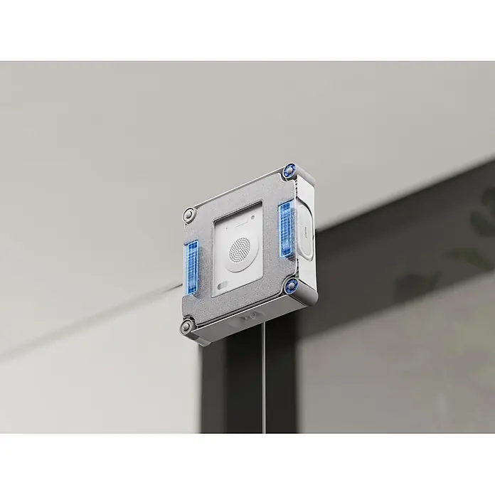 Ecovacs Fensterreinigungsroboter Winbot W2S OMNI - Wassertankvolumen Roboter: 80 ml, Akkulaufzeit: 110 min - Ein grau-weißer Fensterputzroboter mit blauen Akzenten, der an einem Fenster befestigt ist.
