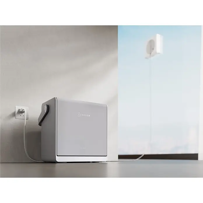 Ecovacs Fensterreinigungsroboter Winbot W2S OMNI - Wassertankvolumen Roboter: 80 ml, Akkulaufzeit: 110 min - Graue Ecovacs Winbot Station, eingesteckt, versorgt den Fensterreinigungsroboter an der Scheibe.
