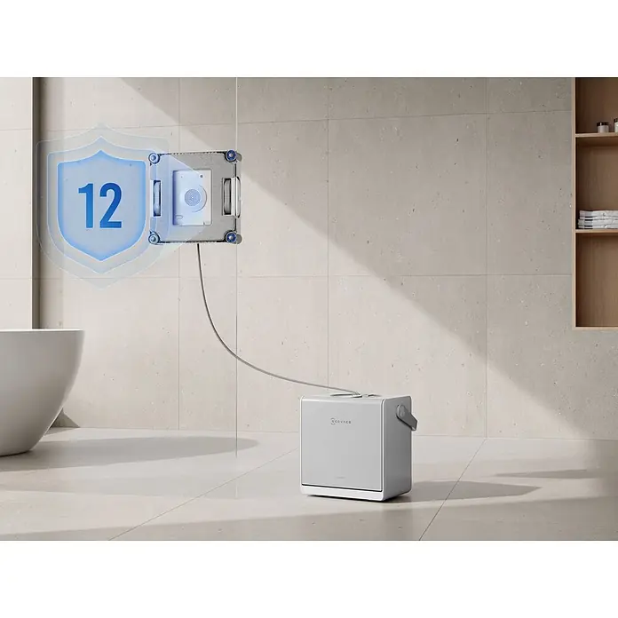 Ecovacs Fensterreinigungsroboter Winbot W2S OMNI - Wassertankvolumen Roboter: 80 ml, Akkulaufzeit: 110 min - Grauer Wandreinigungsroboter reinigt eine Fliesenwand, per Schlauch mit Bodeneinheit verbunden. Ein '12'-Schild wird hervorgehoben.