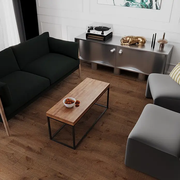 Barlinek Parkett - Eiche Rauchoptik gebürstet, Landhausdiele, 1.092 x 180 x 14 mm - Modernes Wohnzimmer mit dunkelgrünem Sofa, Holztisch und grauen Sesseln auf dunklem Holzboden. Sideboard mit Plattenspieler.