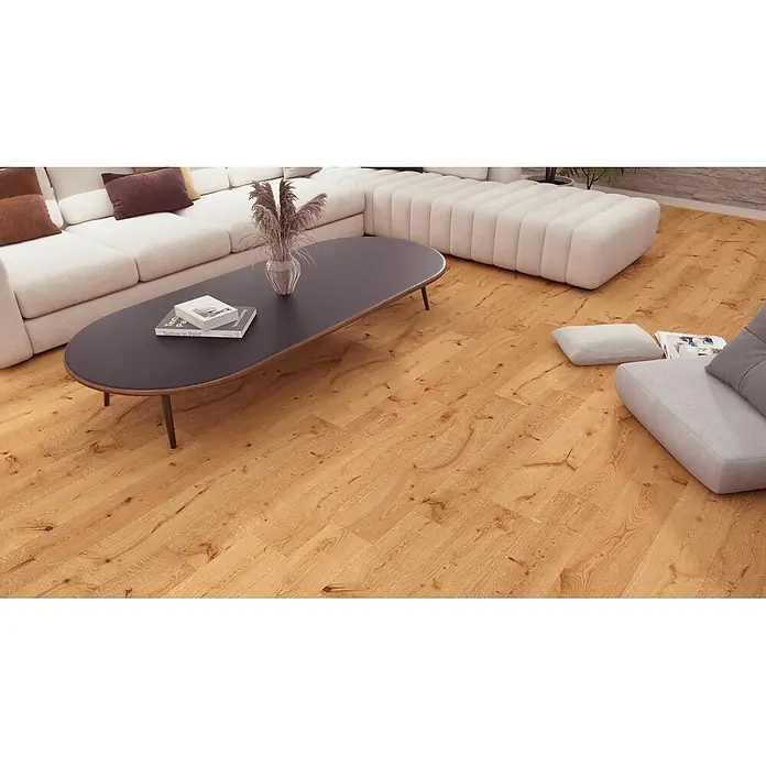 Barlinek Parkett - Eiche leichtbraun gebürstet, Landhausdiele, 1.092 x 180 x 14 mm - Heller Eichenholzfußboden mit sichtbarer Maserung und Ästen in einem Wohnzimmer.