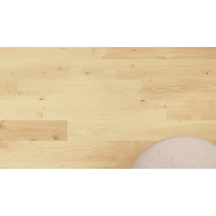 Barlinek Parkett - Eiche weiß geschliffen, Landhausdiele, 1.092 x 180 x 14 mm - Heller Dielenboden aus Holz mit einem teilweise sichtbaren, hellbeigen, runden Polsterstuhl.