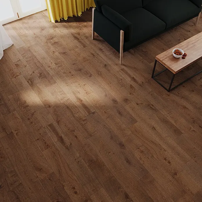 Barlinek Parkett - Eiche Rauchoptik gebürstet, Landhausdiele, 1.092 x 180 x 14 mm - Dunkelbrauner Holzboden mit sichtbarer Maserung, in einem Wohnzimmer mit Tageslicht verlegt.