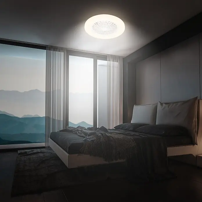 Briloner Ventilador de techo Tuuletin - Blanco, 48 W, 48,5 cm, Cielo estrellado - Ventilador de techo redondo blanco con luz LED integrada iluminando un dormitorio moderno oscuro con vistas a las montañas.