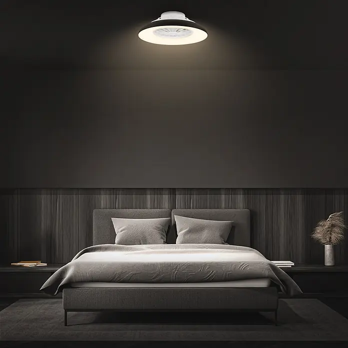 Briloner Ventilador de techo Windora - Blanco/Negro, 24 W, 48,5 cm, Blanco frío - Una moderna lámpara de techo blanca y gris oscuro ilumina con un cálido resplandor un dormitorio minimalista de tonos oscuros.