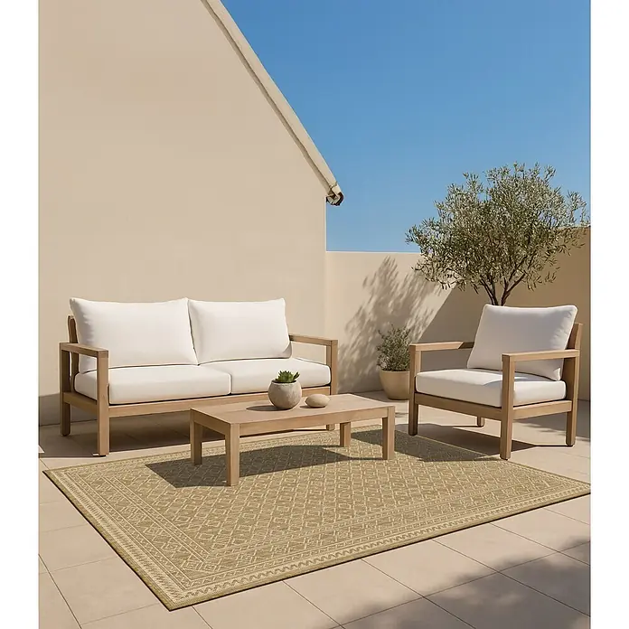 Alfombra exterior reversible In/Out Mosaico - Marrón, 290 x 200 cm, Polipropileno - Un sofá, sillón y mesa de centro de exterior de madera con cojines blancos, sobre una alfombra en un patio.