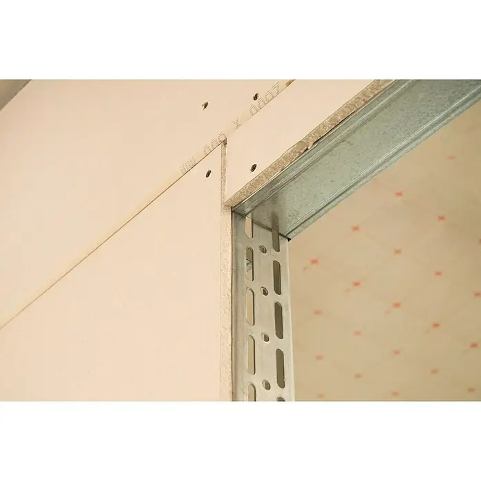 Knauf Türsturzprofil - 1.600 x 50 x 40 mm - Nahaufnahme einer Trockenbauwand mit Metallprofilrahmen, die eine stabile und präzise Konstruktion zeigt.