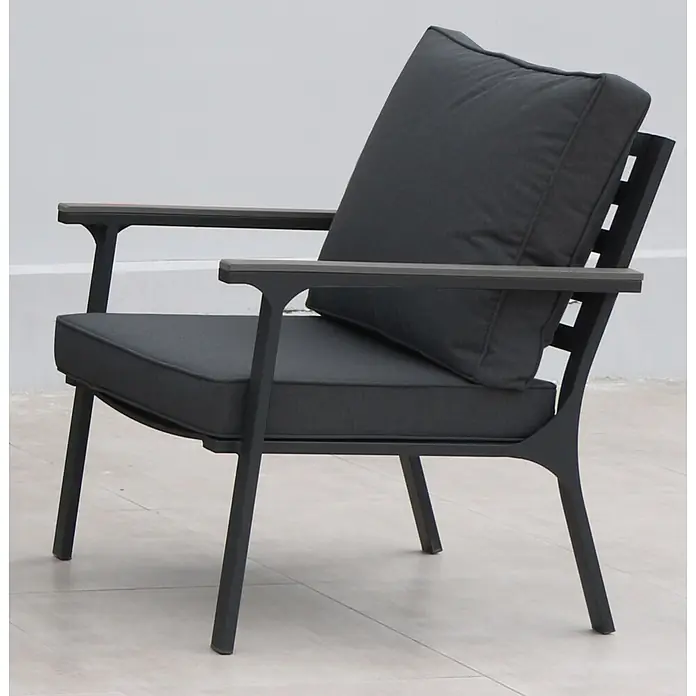Acamp Loungemöbel-Set Samos - 4 -tlg., Aluminium, Polywood, Polyester - Dunkelgrauer Outdoor-Sessel mit Metallrahmen, dicken Stoffkissen und kontrastierenden Armlehnenauflagen.