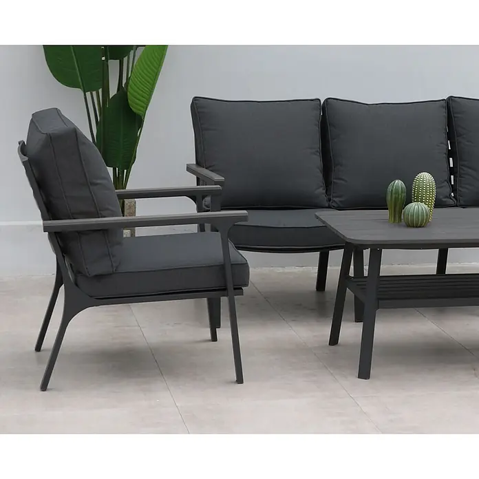 Acamp Loungemöbel-Set Samos - 4 -tlg., Aluminium, Polywood, Polyester - Dunkelgraue Outdoor-Lounge-Sitzgruppe mit Sessel, Zweisitzer-Sofa und passendem Couchtisch mit Kissen.