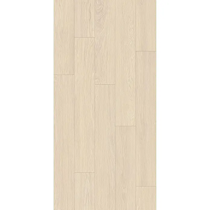 Krono Original Laminat Atlantic 8 - Cream Darcy Oak, Landhausdiele, 1.288 x 195 x 8 mm - Heller beiger Holzfußboden mit natürlicher Maserung, in versetztem Dielenmuster verlegt.