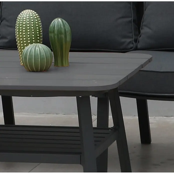 Acamp Loungemöbel-Set Samos - 4 -tlg., Aluminium, Polywood, Polyester - Dunkelgrauer Lamellen-Outdoor-Couchtisch mit Ablage und drei grünen Keramik-Kaktus-Dekorationen.