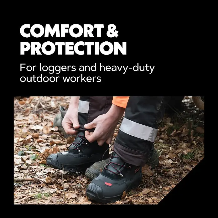 Oregon Botas de seguridad Yukon - Talla de pie: 42, Negro, Piel - Botas de seguridad negras y grises con cordones rojos, usadas por un trabajador al aire libre ajustando sus pantalones reflectantes.