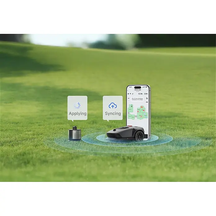 Mova Sektorenregner L10 - Max. Regnerfläche: 500 m² - Dunkelgrauer Mähroboter und Ladestation auf einem grünen Rasen, drahtlos mit einer Smartphone-App zur Mähzonenverwaltung verbunden.