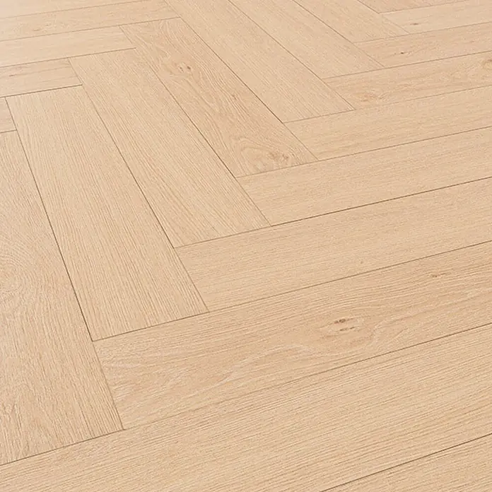 Krono Original Laminatmuster Herringbone - Blonde Montanara Oak, 297 x 126 x 8 mm, Fischgrät - Hellbrauner Laminatboden in Fischgrätmuster.