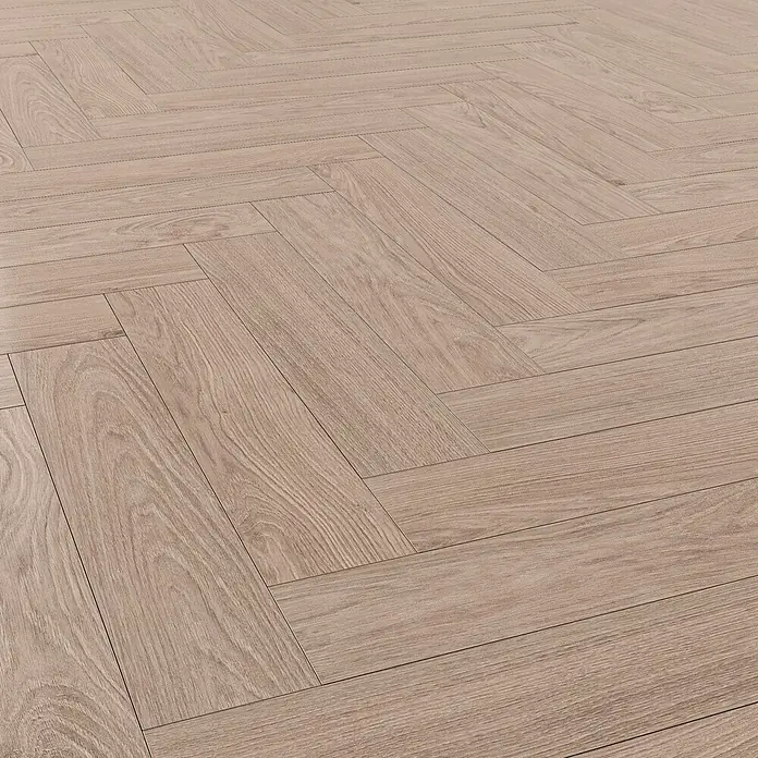 Krono Original Laminat Herringbone - Aged Montanara Oak, Fischgrät, 630 x 126 x 8 mm - Hellgrauer Boden in Holzoptik im Fischgrätmuster.