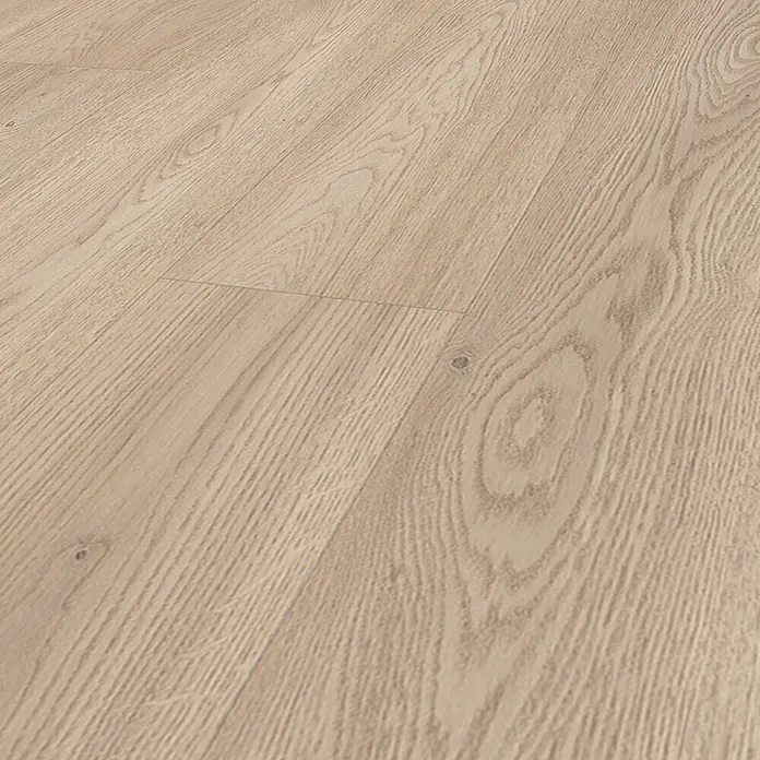 Krono Original Laminatmuster Atlantic 8 - Cotto Cremona Oak, 297 x 195 x 8 mm, Landhausdiele - Heller, blonder Holzboden mit sichtbarer Maserung und dezenten Ästen, diagonal verlegte Dielen.