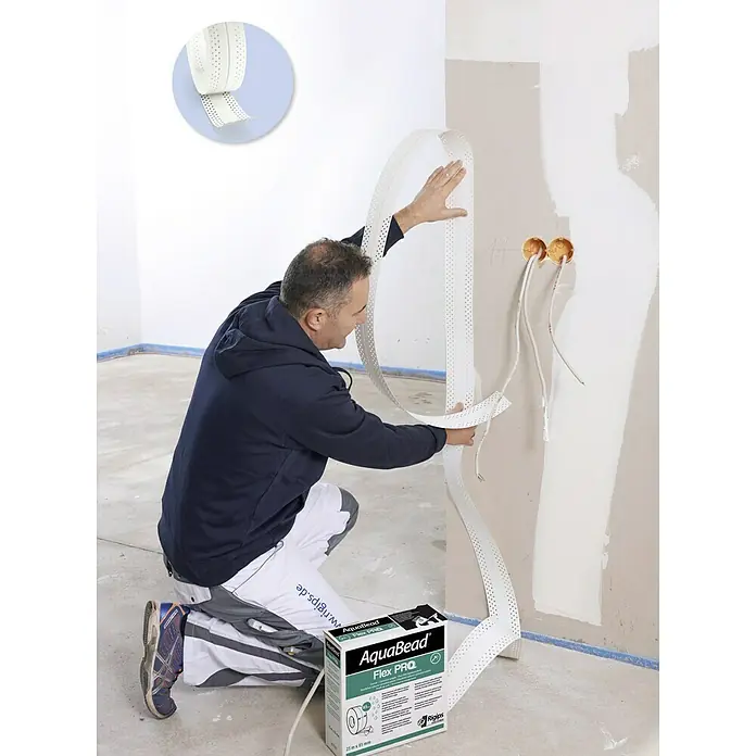 Rigips Kantenschutz für Trockenbau Aqua Bead - 25 m, Kunststoff, Flexibel - Ein Handwerker bringt AquaBead Flex PRO Eckschutz an einer unfertigen Wand an.