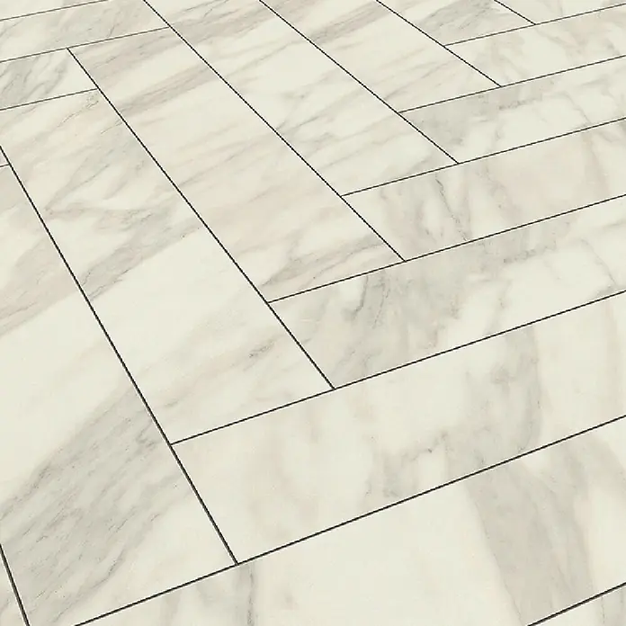 Krono Original Laminat Herringbone - Venato, Fischgrät, 630 x 126 x 8 mm - Rechteckige Bodenfliesen mit weiß-grauem Marmormuster, im Versatz verlegt.