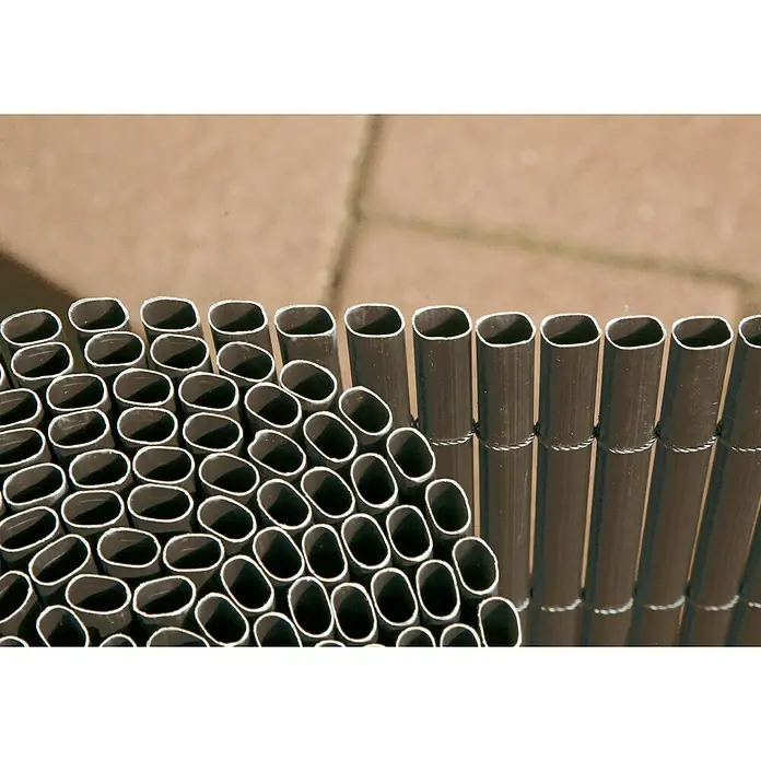 Sichtschutzmatte Comfort - 300 x 90 cm, Kunststoff, Taupe - Ansicht eines Zauns aus braunen, länglichen Metallrohren mit Draht verbunden, der sich ideal zur Gartengestaltung eignet.