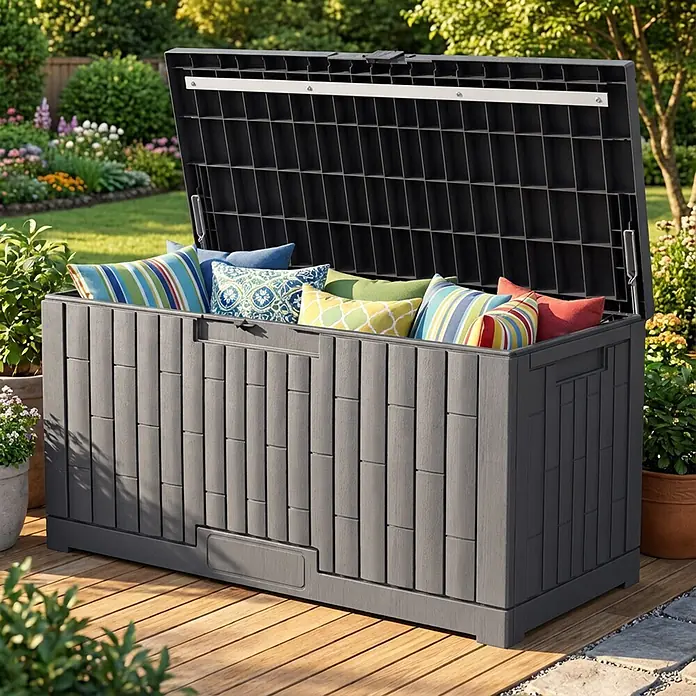 Dobar Garten-Aufbewahrungsbox London - L x B x H: 113 x 49,5 x 59,5 cm, Kunststoff, Grau - Dunkelgraue Outdoor-Aufbewahrungsbox in Holzoptik mit offenem Deckel, gefüllt mit bunten Kissen, auf einer Holzterrasse im Garten.