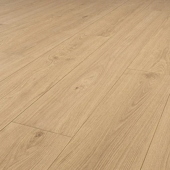 Krono Original Laminatmuster Long Plank 8 - Smoked Montanara Oak, 297 x 245 x 8 mm, Landhausdiele - Hellbraune Holzdielen mit sichtbarer Maserung und leichten Astlöchern, diagonal verlegt.