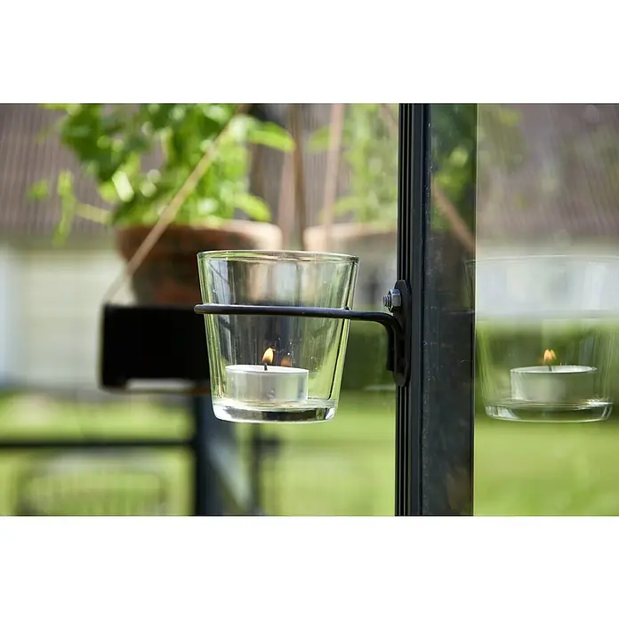 Juliana Teelichthalter - 2 Stk. - Teelichthalter aus Glas und Metall mit brennendem Teelicht, befestigt an einer dunklen Metallstruktur, schafft eine stimmungsvolle Atmosphäre.
