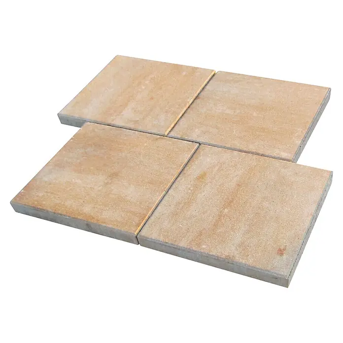 Diephaus Terrassenplattenmuster Amarillo - Sandstein - Vier beige quadratische Pflastersteine mit sandiger Oberfläche, im 2x2-Raster angeordnet.