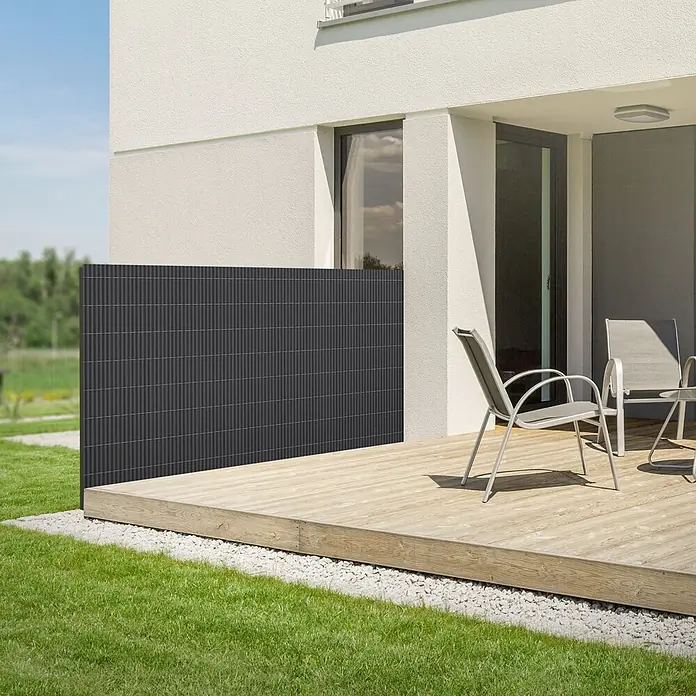 ECD Germany Sichtschutzelement Anthrazit Windschutz Zaunblende für Garten Balkon Terrasse - B x H: 600 x 120 cm, Kunststoff, Anthrazit - Dunkelgrauer gerippter Sichtschutz auf einer Holzterrasse, der Privatsphäre für den Außenbereich bietet.