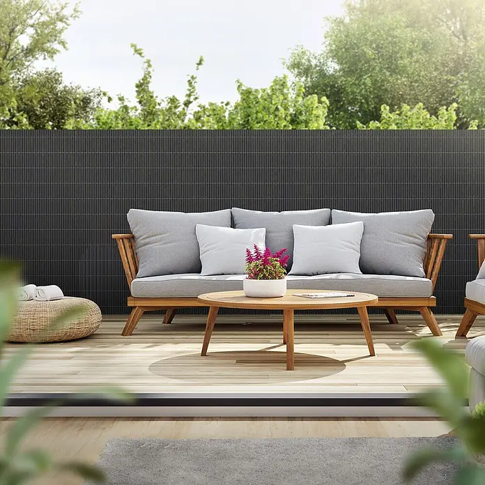 ECD Germany Sichtschutzelement Anthrazit Windschutz Zaunblende für Garten Balkon Terrasse - B x H: 600 x 120 cm, Kunststoff, Anthrazit - Dunkelgrauer Lamellen-Sichtschutz für eine Außenterrasse, der einen modernen und privaten Hintergrund bildet.